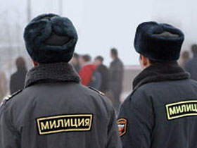 Сотрудники милиции рядом с местом происшествия. Фото РИА "Новости" (с)