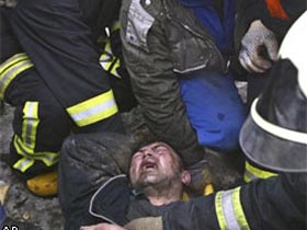 Пострадавший во время обрушения крыши в Басманном рынке. Фото АР (с)