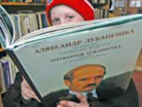 Мальчик и Лукашенко. Фото с сайта ucpb.org (С)
