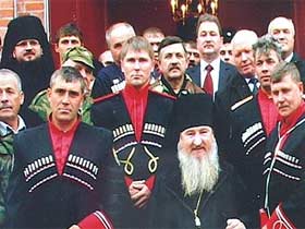 Ханин (в центре) среди казаков. Фото gazeta.ru (с)