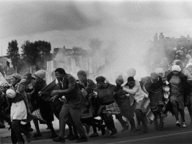 Разгон митинга слезоточивым газом. Фото: topnews.ru