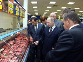 Владимир Путин в магазеине "Перекресток". Фото: с официального сайта правительства РФ