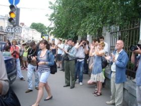 Акция у посольства Беларуси. Фото: agitator-mass.livejournal.com