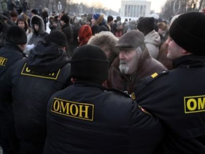 Задержания на Пионерской площади в Петребурге. Фото с сайта mr7.ru
