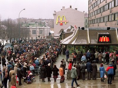 Очередь в первый "Макдональдс" в Москве, 1990. Источник http://media.tinmoi.vn/