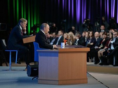 Путин и Песков на пресс-конференции. Источник - http://www.kremlin.ru/news/47250