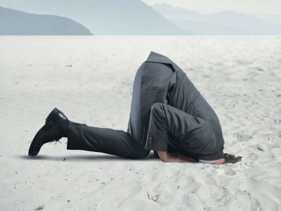 Засунув голову в песок. Источник - osimira.com