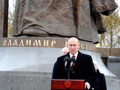 Владимир Путин на открытии памятника князю Владимиру. Источник - kremlin.ru