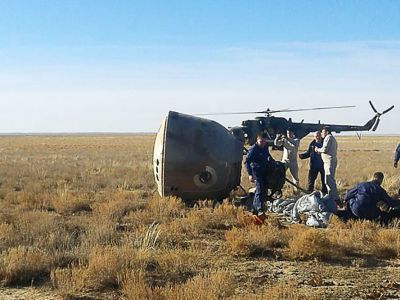 Приземлившийся спускаемый аппарат космического корабля "Союз МС-10". Фото: Пресс-служба ЦВО/ ТАСС