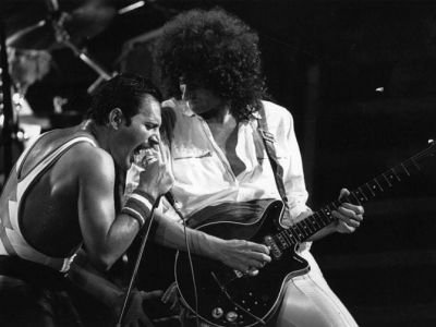 Концерт британской рок-группы Queen 3 сентября 1984 года. Фредди Меркьюри и Брайан Мэй. Фото: Rogers/Express/Getty Images