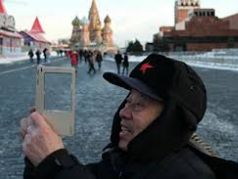 Турист на Красной площади в Москве. Фото: Максим Блинов / РИА Новости