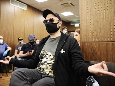 Кирилл Серебренников в зале суда в ожидании приговора. Фото: Андрей Золотов / mbkhmedia