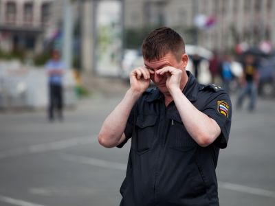 Полицейский плачет. Фото: ВКонтакте