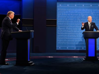 Президент США Дональд Трамп и кандидат в президенты от Демократической партии Джо Байден участвуют в своих первых дебатах по предвыборной кампании 2020 года. Фото: Reuters