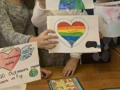 Нарисованная пятиклассницей радуга на уроке, посвященном Международному дню толерантности. Фото: МК