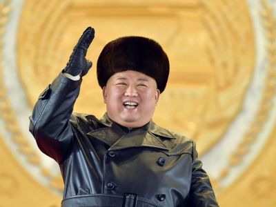 Ким Чен Ын принимает военный парад 15.01.2021. Фото: www.facebook.com/vasily.golovnin