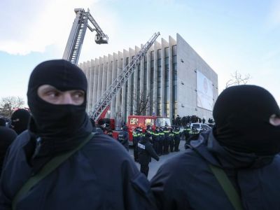 Грузинская полиция возле офиса партии "Единое национальное движение" после штурма Фото: Фото: Irakli Gedenidze / Reuters
