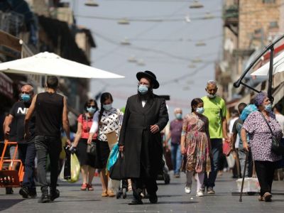 Люди в защитных масках на лице на рынке Махане Иегуда перед празднованием Рош ха-Шана в Иерусалиме, Израиль, 17 сентября 2020 года Фото: EPA / ABIR SULTAN