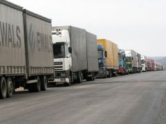 Очередь грузовиков на погранпереходе Терехово (архив). Фото: Lita Krone / LETA