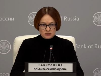 Эльвира Набиуллина в черном объявляет о повышении ключевой ставки до 20%, 28 февраля 2022 год. Фото: Банк России