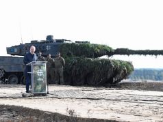 Олаф Шольц произносит речь перед танком Leopard 2 во время визита на военную базу в Бергене, 17 октября 2022 г. Фото: Fabian Bimmer / Reuters
