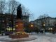 Вид на памятник украинскому поэту Тарасу Шевченко с цветами, возложенными в память о жертвах российского ракетного удара по жилому дому в Днепре, Санкт-Петербург, 20 января 2023 года. Фото: Reuters