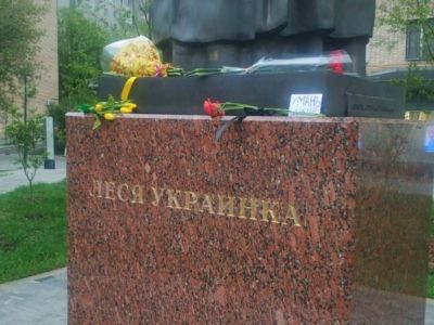 Цветы в память погибших в Умани и Днепре, памятник Лесе Украинке в Москве. Фото: holod.media