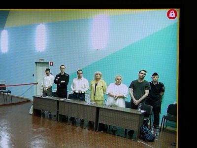Экран на котором транслируется заседание суда в ИК-6 по делу Алексея Навального. Фото: Медиазона