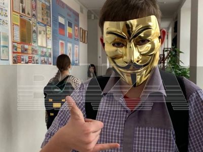 Ученик, напавший на школу, в маске "анонимуса" (Гая Фокса). Фото: t.me/bazabazon
